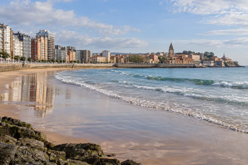 Playa de San Lorenzo y frente marítimo de Gijón
